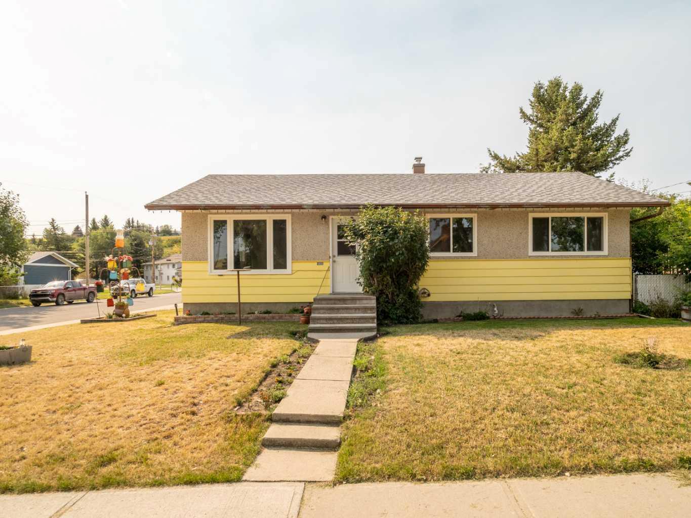 446 Charlotte Street, Pincher Creek, Alberta T0K1W0 For Sale HouseSigma