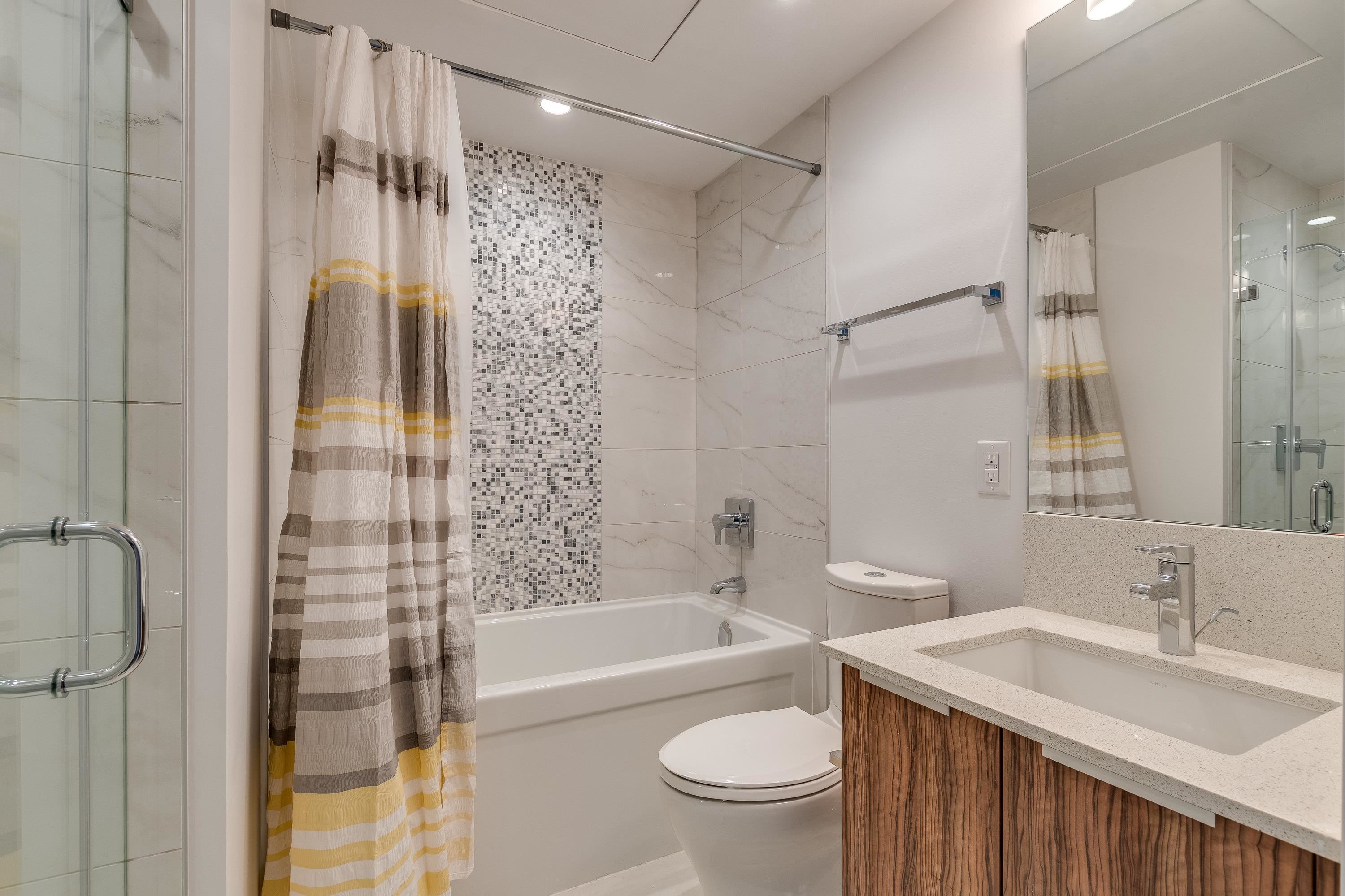 Unit 2105 - 1283 Howe Street, Vancouver 4