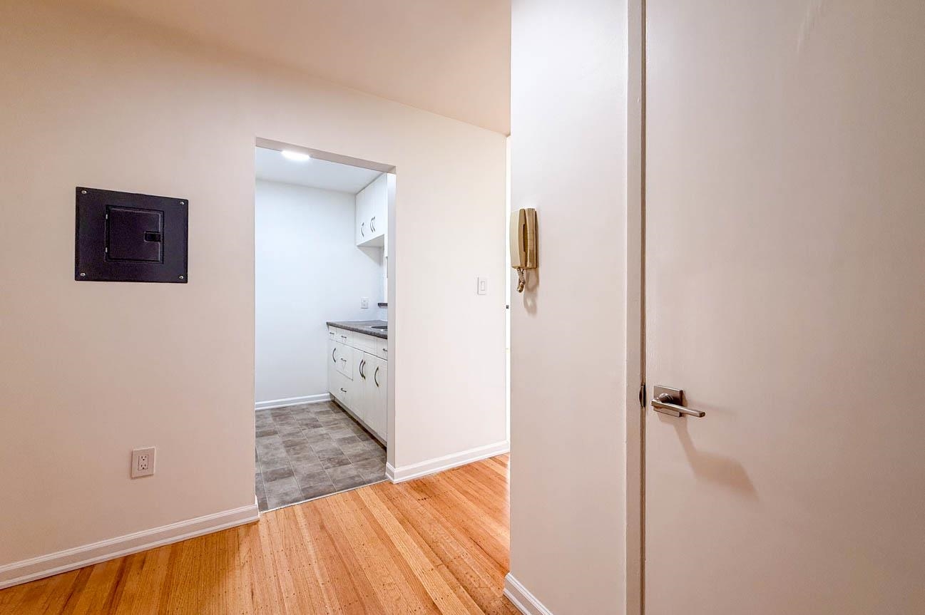 Unit 107 - 461 16 Street W, North Vancouver 2