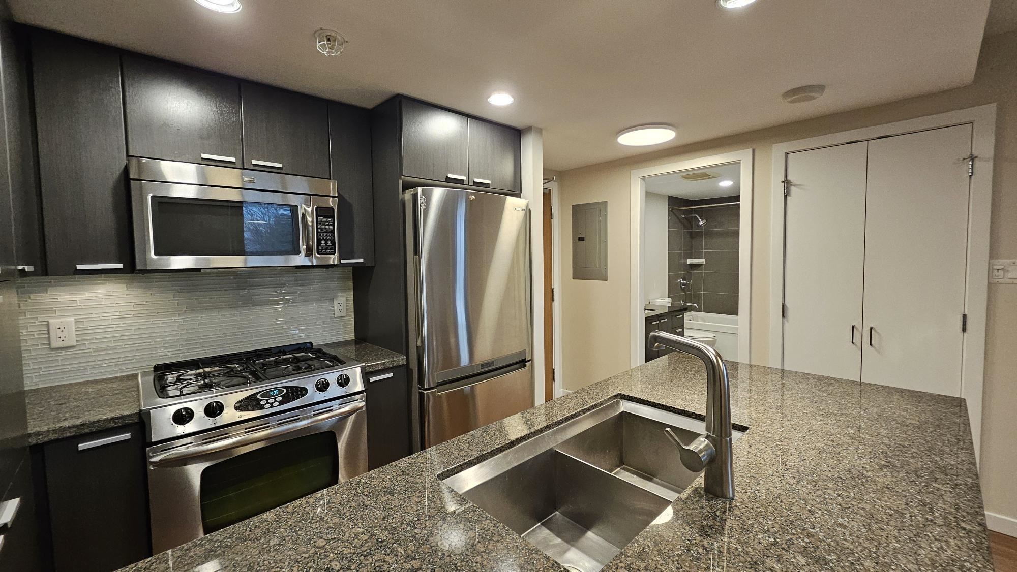 Unit 403 - 2200 Douglas Road, Burnaby 4