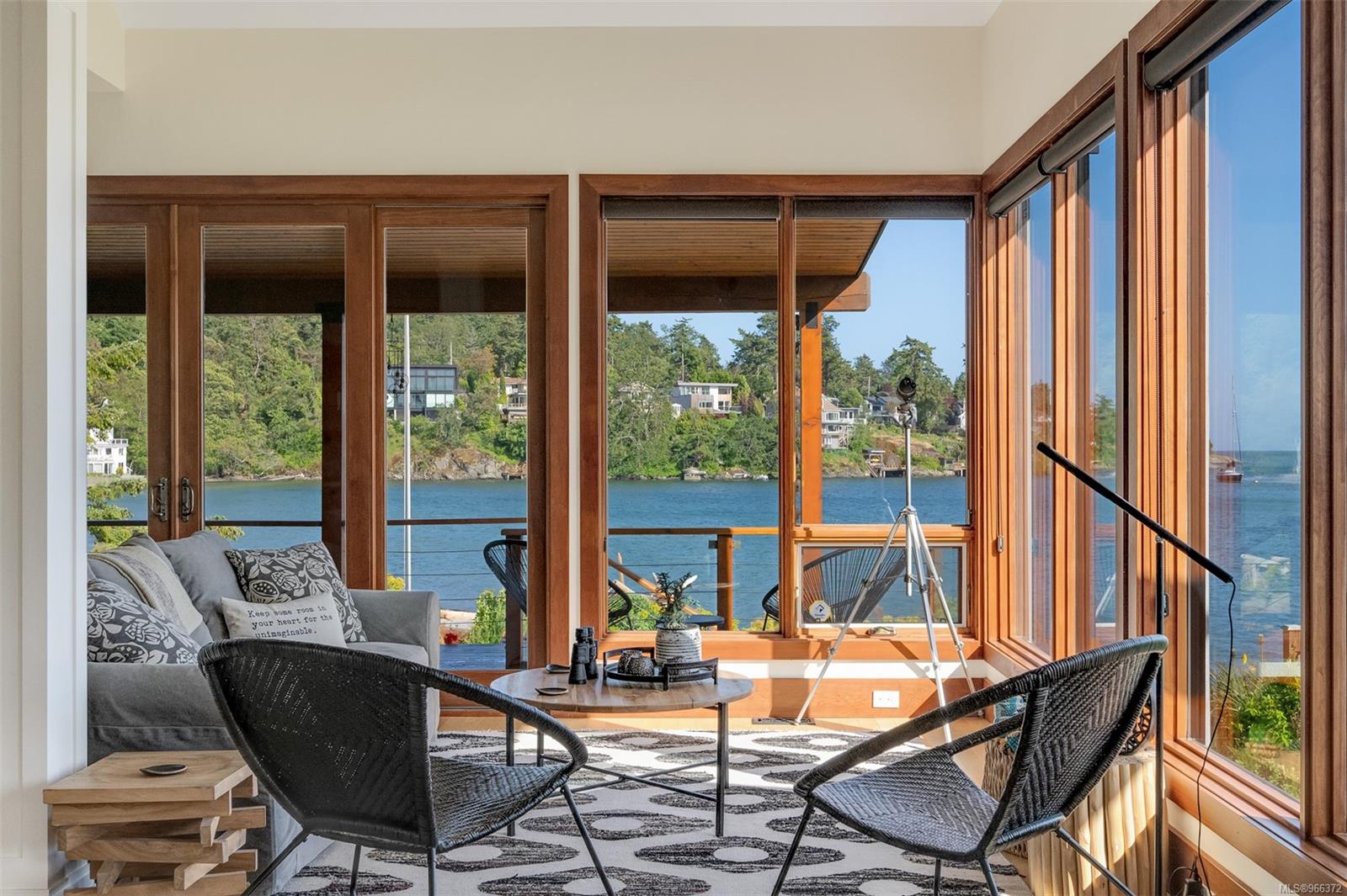 3905A Cadboro Bay Rd, Saanich, British Columbia V8N4G3 For Sale