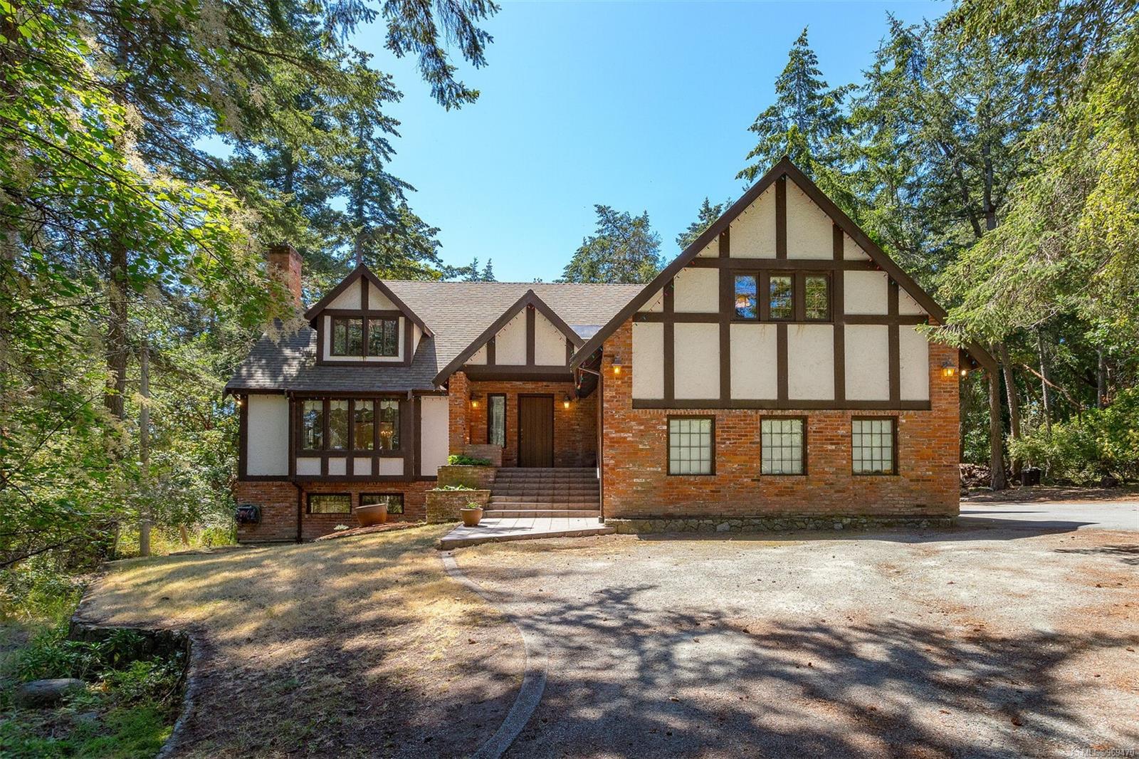 2595 Queenswood Dr, Saanich, British Columbia V8N1X6 For Sale HouseSigma